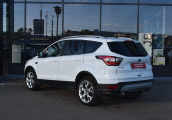 Подержанный автомобиль Ford Kuga 2017 года (7 фото)