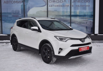 Подержанный автомобиль Toyota RAV4 2016 года (3 фото)