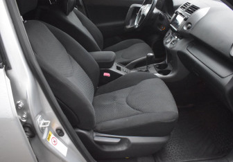 Подержанный автомобиль Toyota RAV4 2006 года (10 фото)