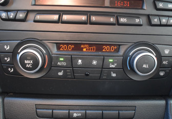 Подержанный автомобиль BMW X1 2012 года (14 фото)