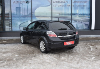 Подержанный автомобиль Opel Astra Hatchback 2011 года (7 фото)