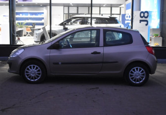 Подержанный автомобиль Renault Clio Hatchback 2008 года (8 фото)