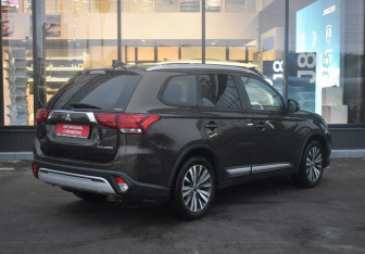 Подержанный автомобиль Mitsubishi Outlander 2019 года (5 фото)