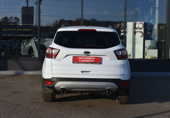 Подержанный автомобиль Ford Kuga 2017 года (6 фото)