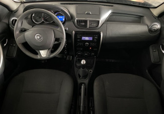 Подержанный автомобиль Nissan Terrano 2017 года (11 фото)