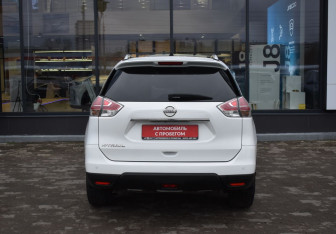 Подержанный автомобиль Nissan X-Trail 2015 года (6 фото)