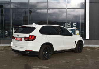 Подержанный автомобиль BMW X5 2014 года (7 фото)