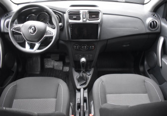 Подержанный автомобиль Renault Sandero 2018 года (12 фото)