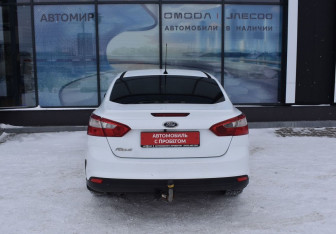 Подержанный автомобиль Ford Focus Sedan 2012 года (6 фото)