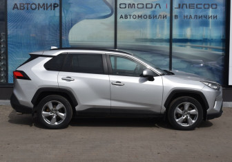 Подержанный автомобиль Toyota RAV4 2021 года (4 фото)