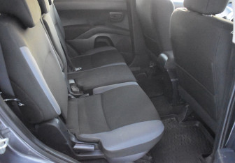 Подержанный автомобиль Mitsubishi Outlander 2008 года (11 фото)