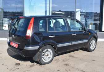 Подержанный автомобиль Ford Fusion 2007 года (5 фото)