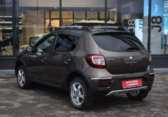 Подержанный автомобиль Renault Sandero 2018 года (7 фото)