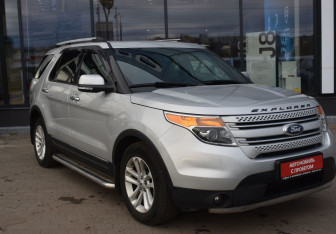 Подержанный автомобиль Ford Explorer 2013 года (3 фото)