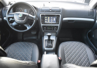 Подержанный автомобиль Skoda Octavia Liftback 2012 года (12 фото)