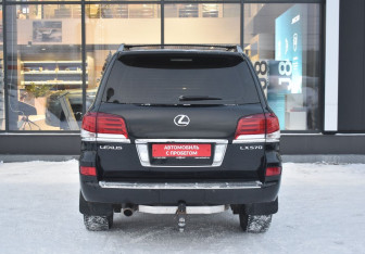 Подержанный автомобиль Lexus LX 2012 года (6 фото)