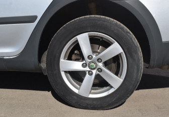 Подержанный автомобиль Skoda Octavia Wagon 2012 года (9 фото)
