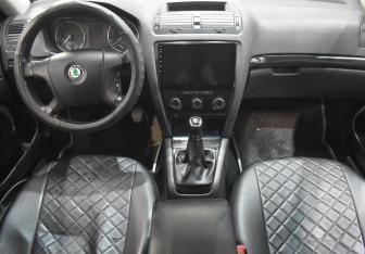 Подержанный автомобиль Skoda Octavia Liftback 2010 года (12 фото)