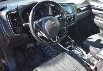 Подержанный автомобиль Mitsubishi Outlander 2019 года (13 фото)