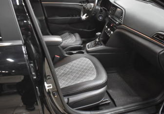 Подержанный автомобиль Hyundai Elantra Sedan 2019 года (10 фото)