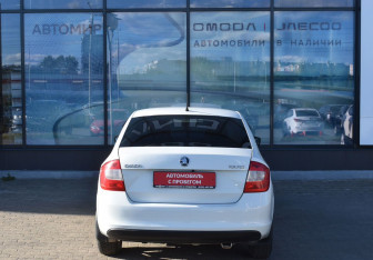 Подержанный автомобиль Skoda Rapid Liftback 2014 года (6 фото)
