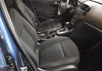 Подержанный автомобиль Opel Astra Hatchback 2012 года (10 фото)