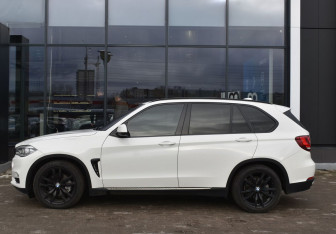Подержанный автомобиль BMW X5 2014 года (10 фото)