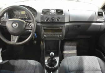 Подержанный автомобиль Skoda Fabia Hatchback 2014 года (12 фото)