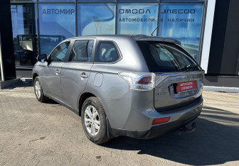 Подержанный автомобиль Mitsubishi Outlander 2012 года (7 фото)
