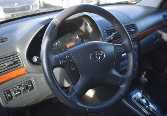 Подержанный автомобиль Toyota Avensis Sedan 2006 года (13 фото)