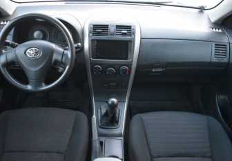 Подержанный автомобиль Toyota Corolla Sedan 2007 года (11 фото)