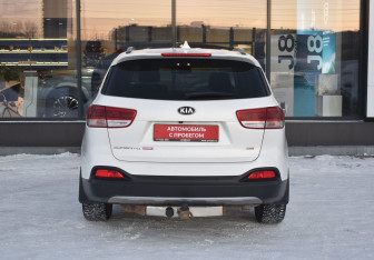Подержанный автомобиль Kia Sorento 2017 года (6 фото)