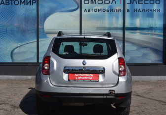 Подержанный автомобиль Renault Duster 2014 года (6 фото)
