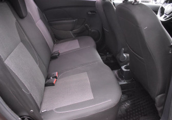 Подержанный автомобиль Renault Sandero 2018 года (11 фото)