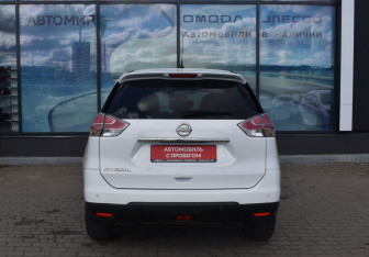 Подержанный автомобиль Nissan X-Trail 2015 года (6 фото)
