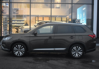 Подержанный автомобиль Mitsubishi Outlander 2019 года (8 фото)