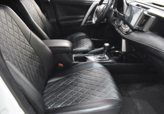 Подержанный автомобиль Toyota RAV4 2016 года (10 фото)