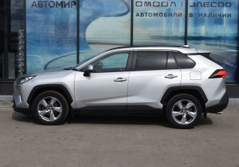 Подержанный автомобиль Toyota RAV4 2021 года (8 фото)