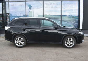 Подержанный автомобиль Mitsubishi Outlander 2014 года (4 фото)