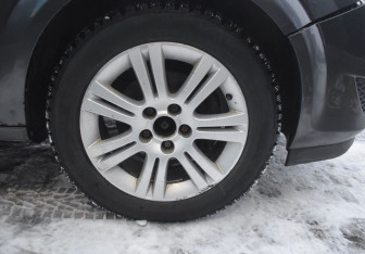 Подержанный автомобиль Opel Astra Sedan 2010 года (9 фото)