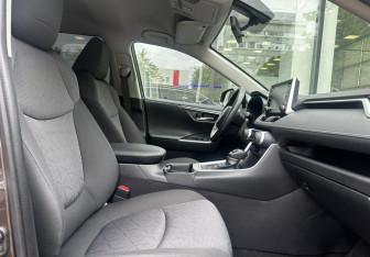 Подержанный автомобиль Toyota RAV4 2020 года (10 фото)