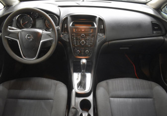Подержанный автомобиль Opel Astra Hatchback 2012 года (12 фото)