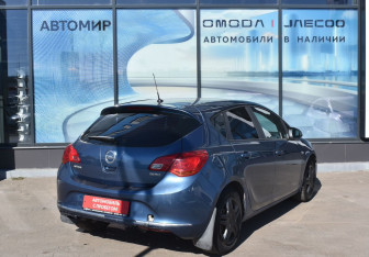 Подержанный автомобиль Opel Astra Hatchback 2012 года (5 фото)