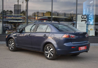Подержанный автомобиль Mitsubishi Lancer Sedan 2011 года (8 фото)
