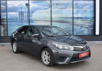 Подержанный автомобиль Toyota Corolla Sedan 2013 года (3 фото)