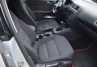 Подержанный автомобиль Volkswagen Jetta Sedan 2011 года (10 фото)