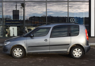 Подержанный автомобиль Skoda Roomster 2011 года (8 фото)