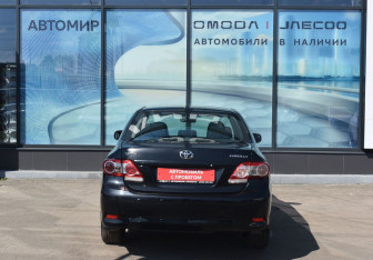 Подержанный автомобиль Toyota Corolla Sedan 2013 года (6 фото)
