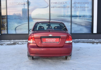 Подержанный автомобиль Chevrolet Aveo Sedan 2004 года (6 фото)