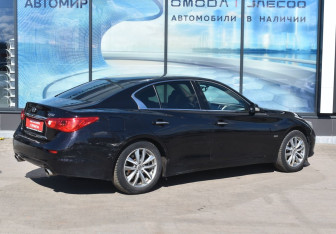 Подержанный автомобиль Infiniti Q50 2015 года (5 фото)